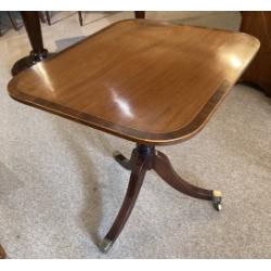 Elegant Regency Lamp Table, the figured mahogany crossbanded in rosewood